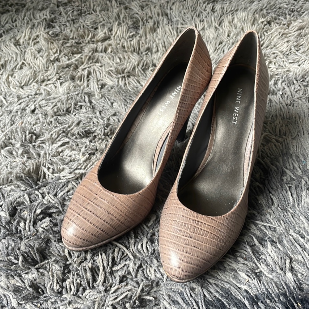 Nine West leather tan snakeskin heels size 8